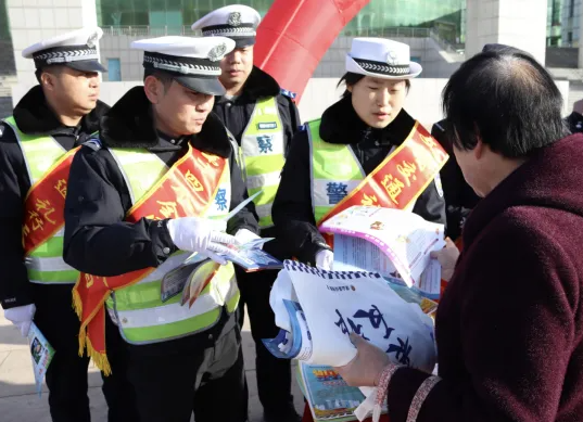 临汾公安交警针对“一老一小”重点群体  持续开展冬季交通安全宣传