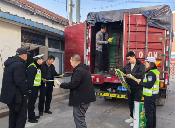 吕梁交城县公安：“面对面” 话安全  让 “一盔一带” 理念扎根农村