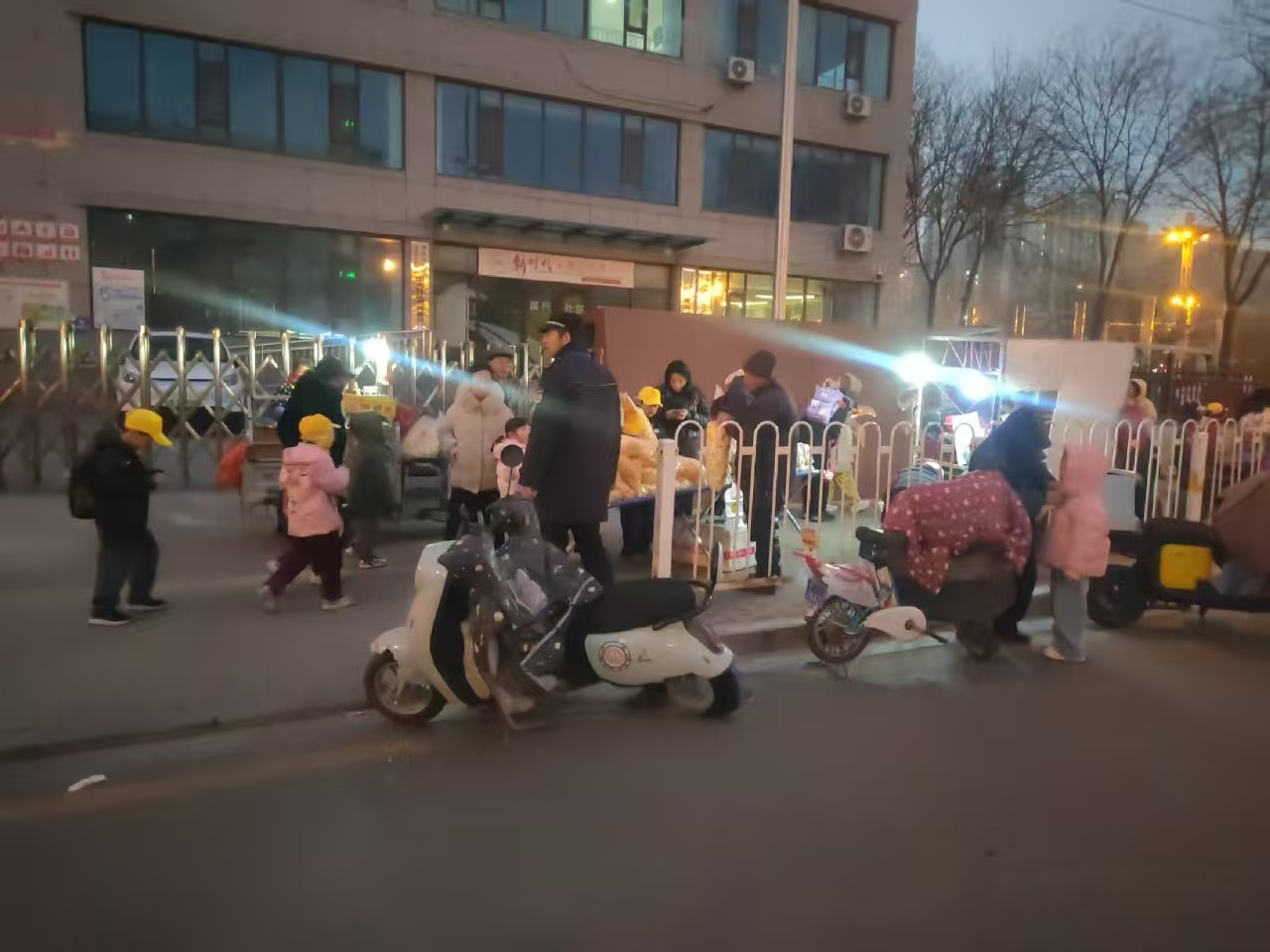 太原万柏林区神堂沟街道：执法力量“护学夜巡”守护校园周边秩序