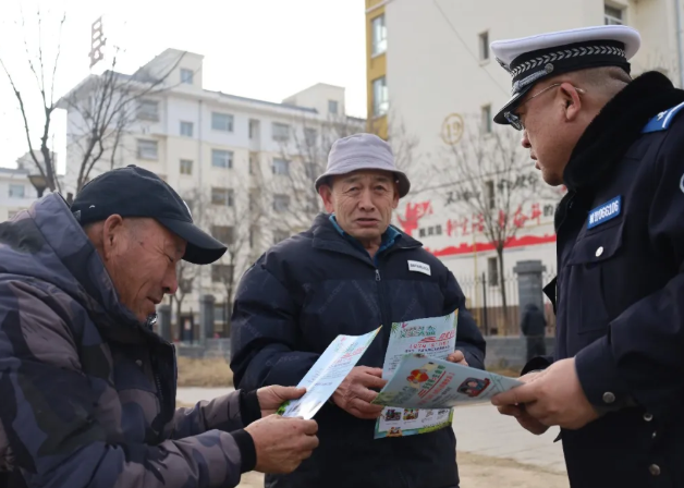 吕梁临县公安：心系银发群体  护航冬季平安出行