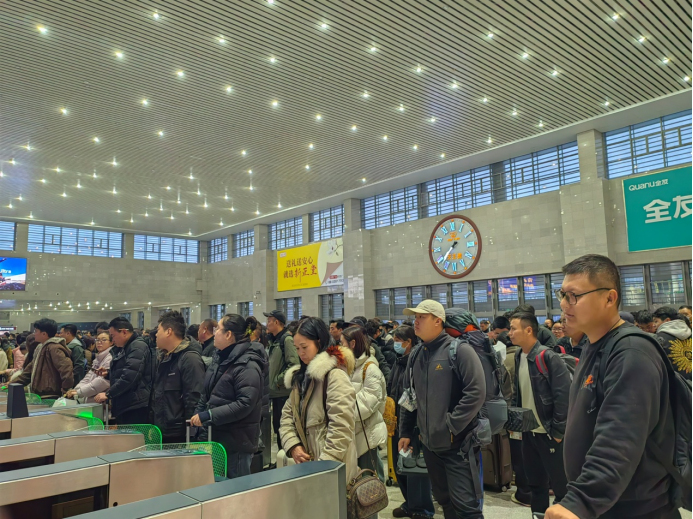 洛阳龙门高铁站春运迎春风151.png