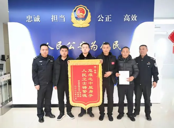 吕梁离石公安：锦旗映初心  青春显担当