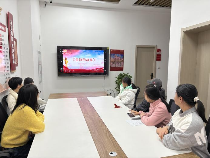 传承雷锋精神  美化家园环境——太原万柏林区九二社区组织学生