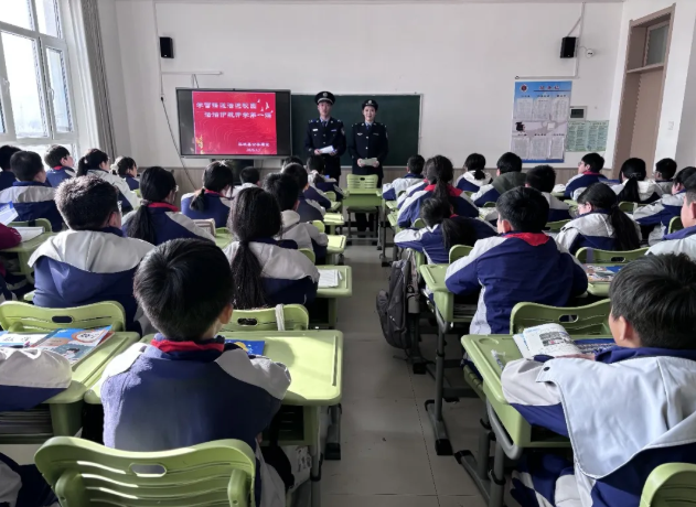 长治黎城公安：学雷锋送法进校园  法治护航“开学第一课”