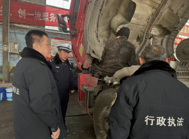 临汾公安交警进危货企业 拧紧交通安全“安全阀”