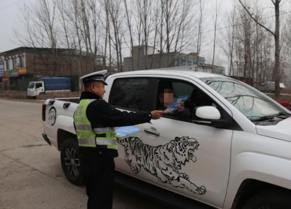 临汾公安交警交通安全进农村 贴近村民“话”安全