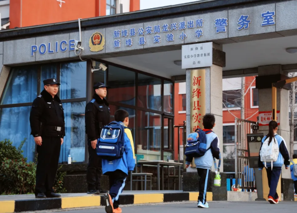 运城市公安机关组织开展“平安校园” 春季开学集中护学活动