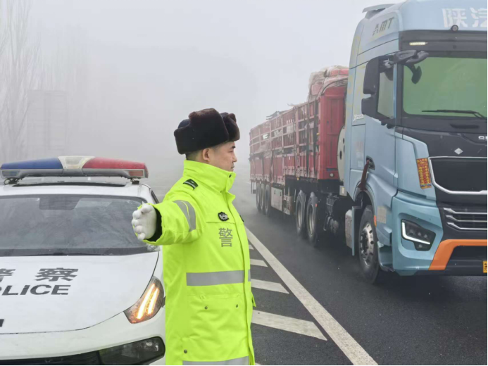 风雪映警徽 守护平安路——高速交警蔚县大队迎战降雪天气保畅通