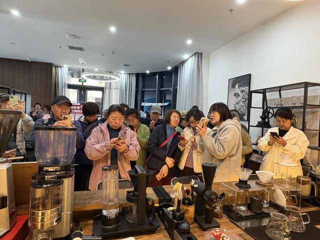 太原万柏林区南寒街道：光影定格驿站美  咖啡飘香乐融融