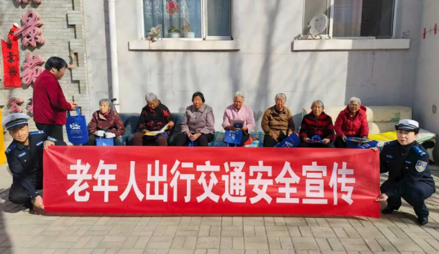 山西忻州繁峙县：交警进社区，守护夕阳红