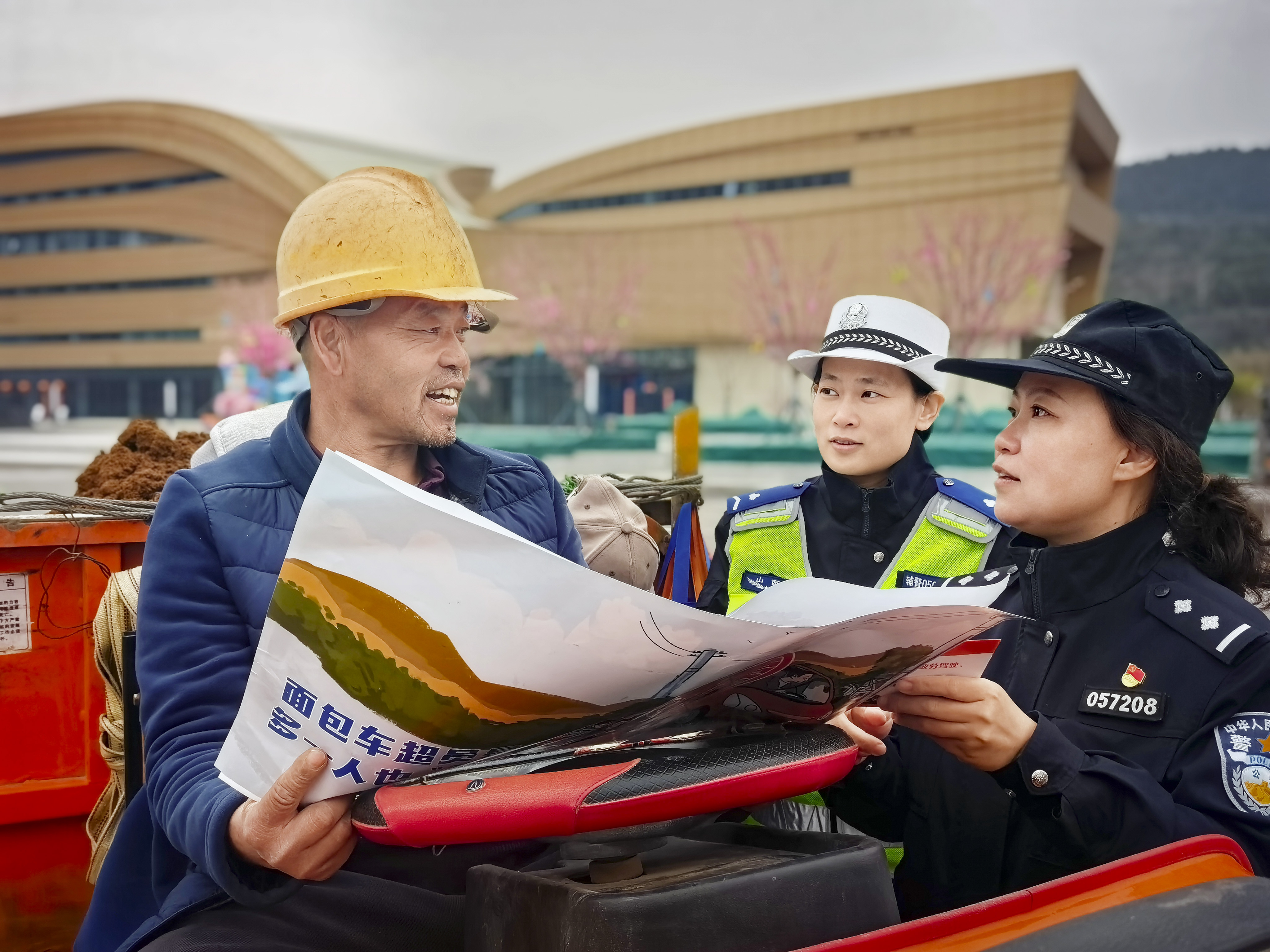 山西晋城沁水县龙港派出所：深耕“田间警务”护航春耕防火“双平安”