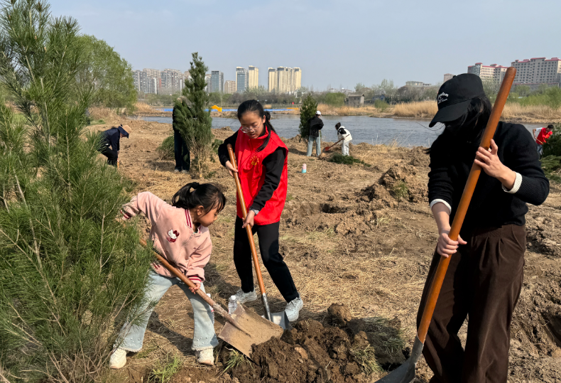藏蓝植新绿  实践润童心——临汾市公安局尧都分局团委组织开展“学雷锋志愿服务月”