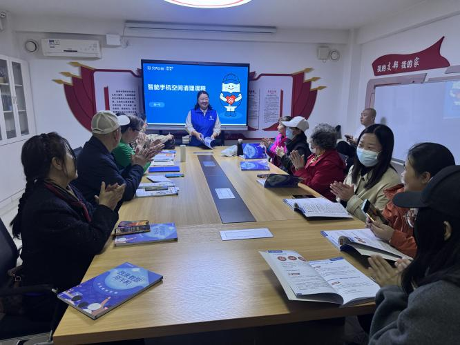 太原万柏林区长风西街街道：智慧助老进社区  手机清理小课堂