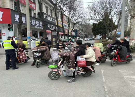 山西长治壶关县公安：规范佩戴安全头盔  守护群众出行平安