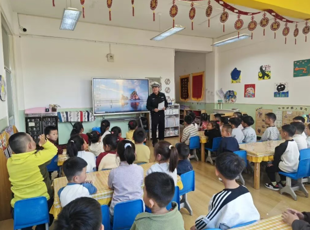 山西朔州应县公安局守护平安上学路