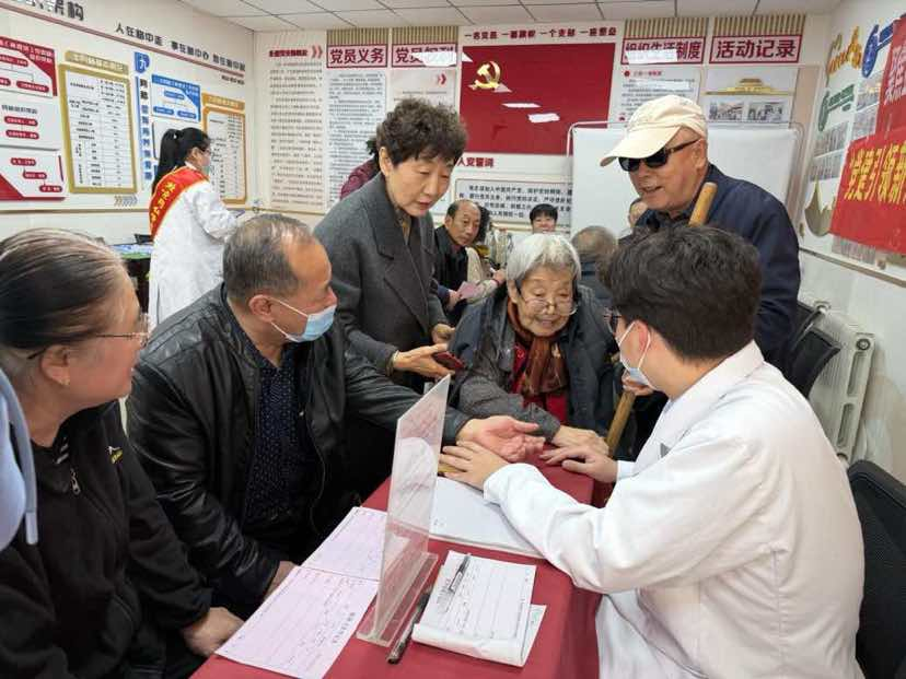 太原万柏林区纺织苑东社区联动同仁堂开展中医义诊守护企退老人健