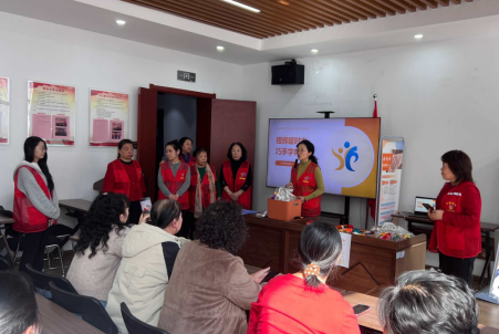 太原万柏林区：银辉指尖传艺，钩编温暖人心