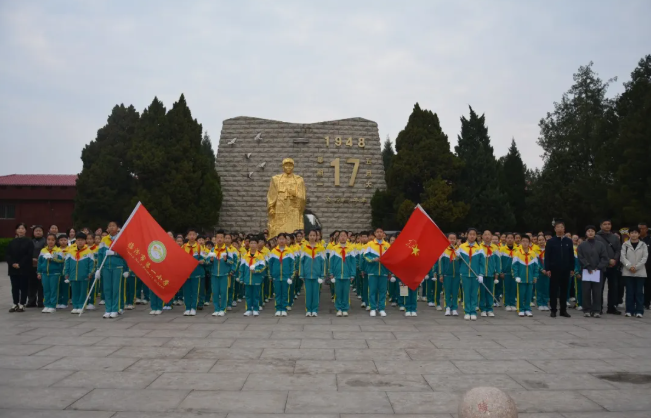 临汾市第一小学赴烈士陵园清明扫墓活动纪实