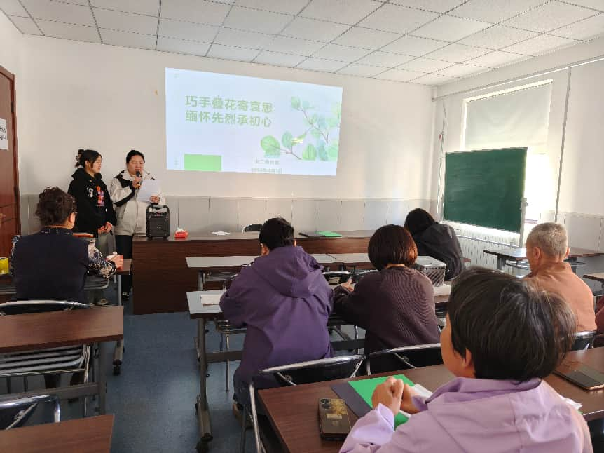 太原万柏林区和平街道北二条社区：巧手叠花寄哀思，缅怀先烈承初