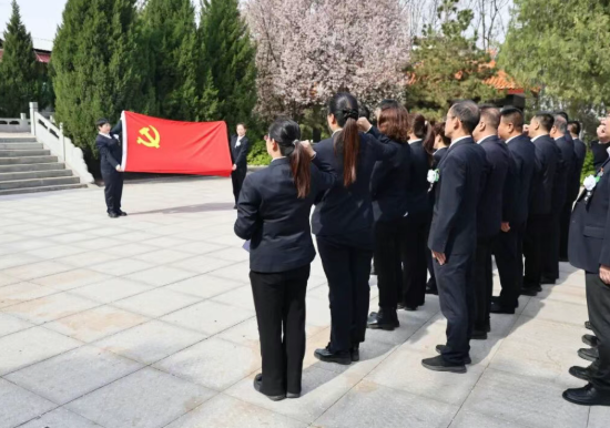 缅怀革命先烈  传承红色基因——山西浮山农商银行开展清明祭扫