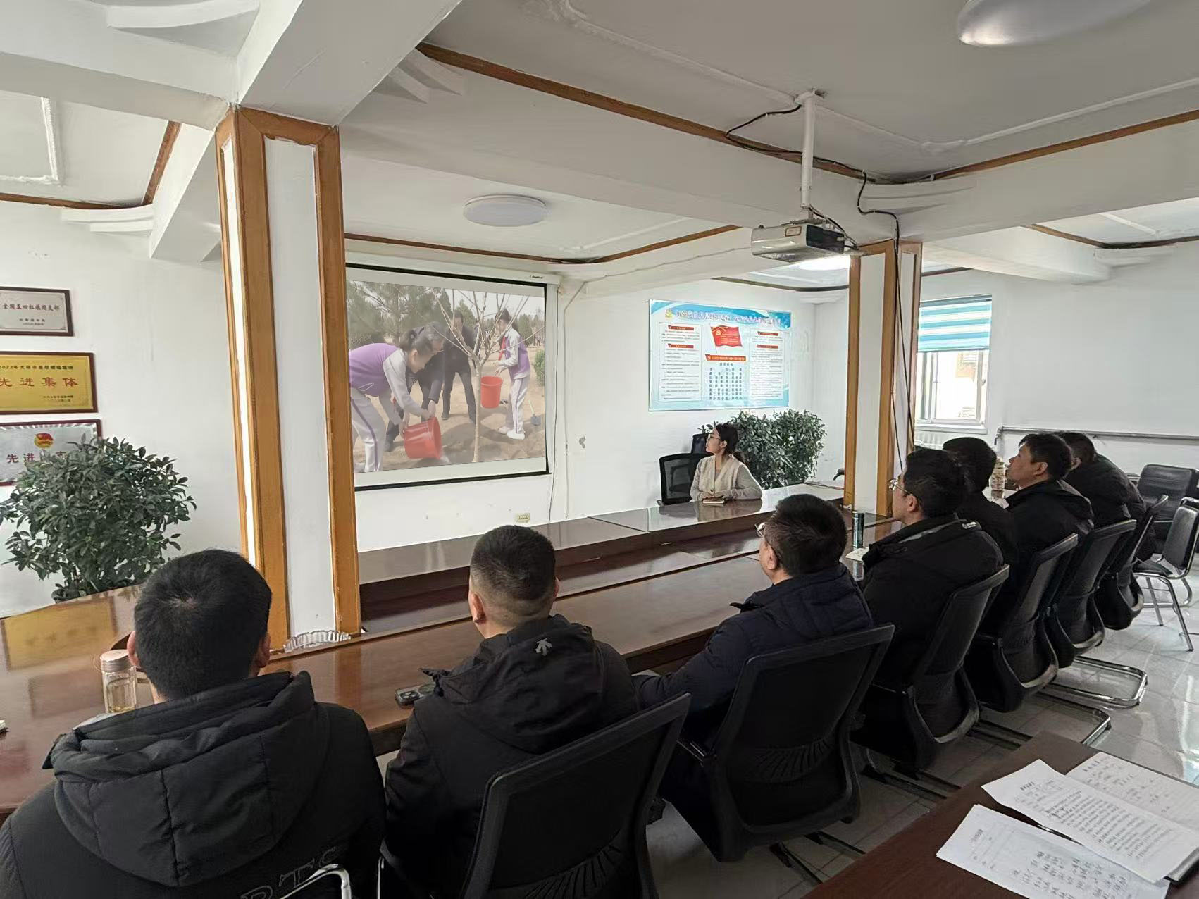 太原市政集团一公司团支部组织团员青年开展“增绿添彩护生态  