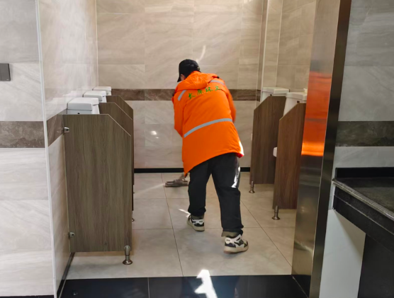 太原城管：春暖花开，早晚健身人超多！公厕延时开放，细节超到位