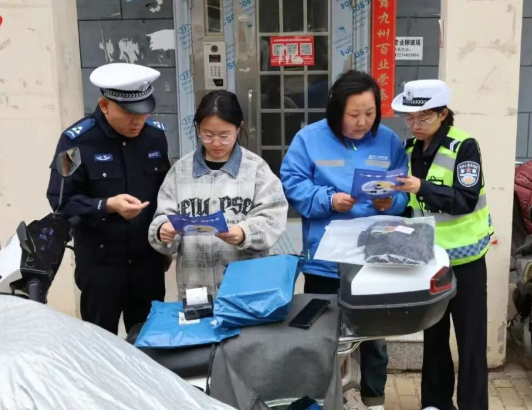山西吕梁石楼公安交管大队：宣传进社区   平安“警”相随