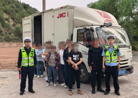山西吕梁公安交管提醒：货车车厢载人  是危险不是便利