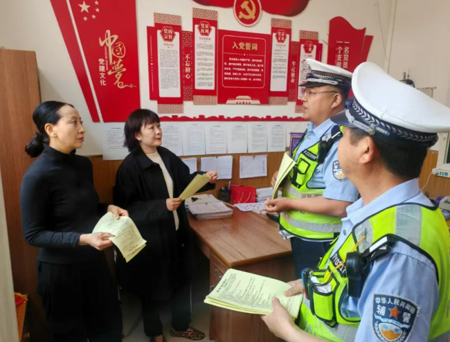 山西吕梁汾阳市公安局交通管理大队： 一盔一带筑防线  警校联动护平安