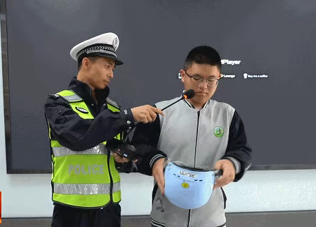 山西吕梁交口县公安局交警队赠送爱心头盔守护学生出行安全