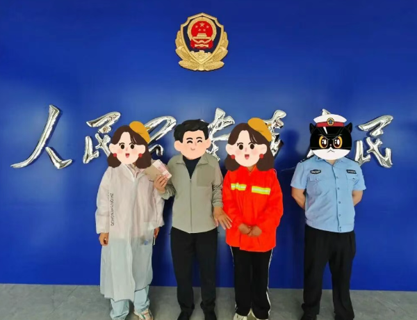长治武乡：公交站旁捡到“巨款”，环卫工人第一时间跑向派出所