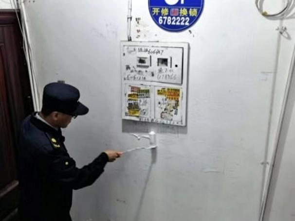 铲除楼道“牛皮癣”擦亮文明“新底色”——太原万柏林区千峰中队开展老旧小区环境整治
