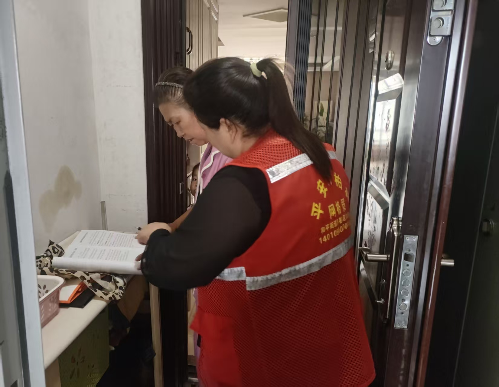 太原万柏林区和平街道西巷社区：清楼道杂物，畅消防通道
