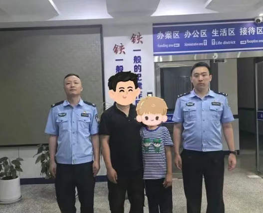 山西吕梁离石：孩童深夜走失街头  公安暖心守护助其寻亲