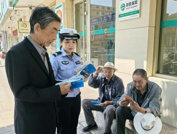山西吕梁岚县交管大队：面对面讲安全  一老一小安全出行记心间