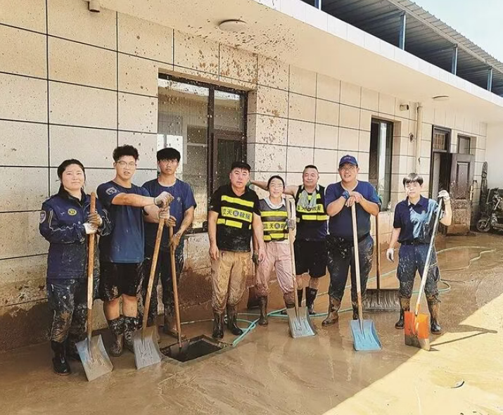 暴雨抢险行动中的“青春堤坝”——吕梁蓝天救援队的逆行抢险清淤十二小时