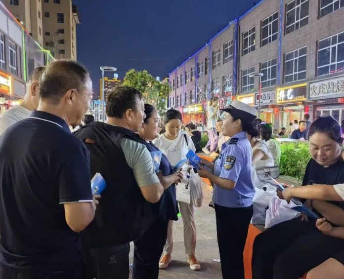 山西吕梁岚县公安局交管大队：交警夜市“接地气”宣传  筑牢夏季夜间交通安全防线
