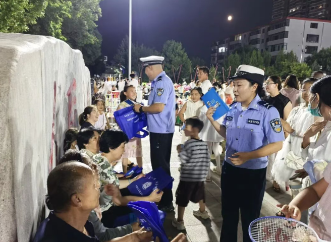 山西吕梁岚县交管大队：纳凉话安全   晚风送平安
