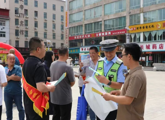 山西吕梁交口县公安局交通管理大队：广场宣交规  出行守准则
