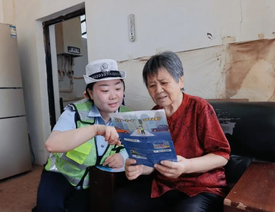 临汾安泽县公安：精准护航老年出行  交通安全宣传暖心护航
