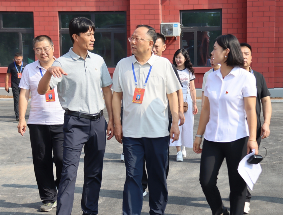 临汾侯马市人大常委会主任秦海玉带队调研晋都小学秋季开学招生工作