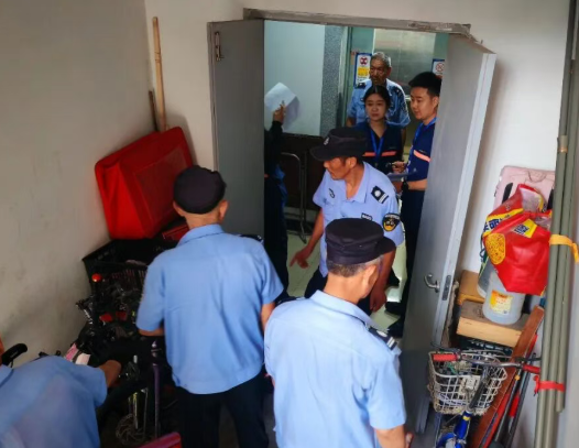 太原小店区唐槐街道梧桐社区：开展消防安全夜间联合排查