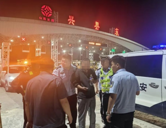 险！男子高速桥上轻生  山西高速交管一支队三大队多方救援化险为夷
