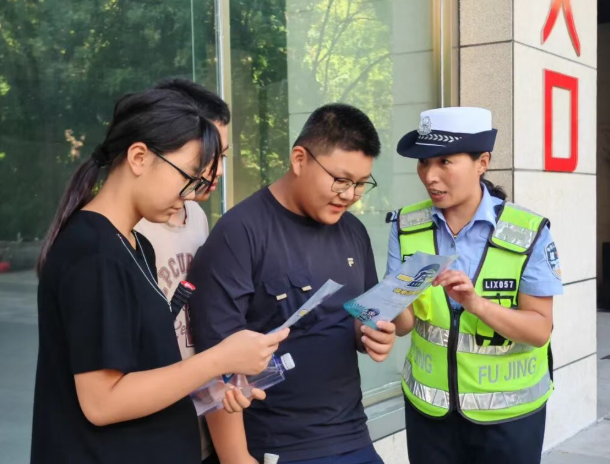 拉家常讲新规 ——临汾洪洞县公安局交通管理大队走进文化广场开