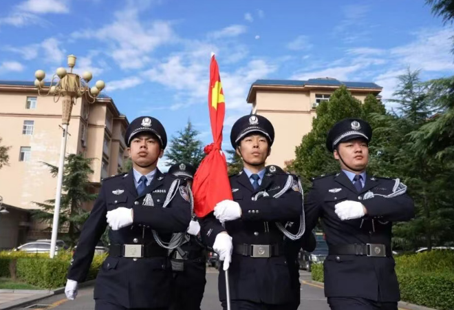 藏蓝映红旗  警心向祖国——临汾襄汾县公安局举行国庆升旗仪式