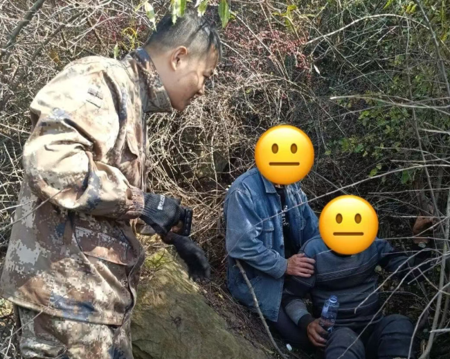 长治：警犬“参战”！深山中救出失联老人