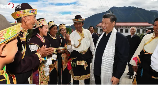 习近平和各族人民在一起