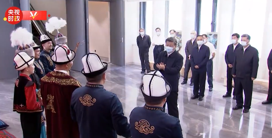 习近平总书记观看《玛纳斯》说唱展示