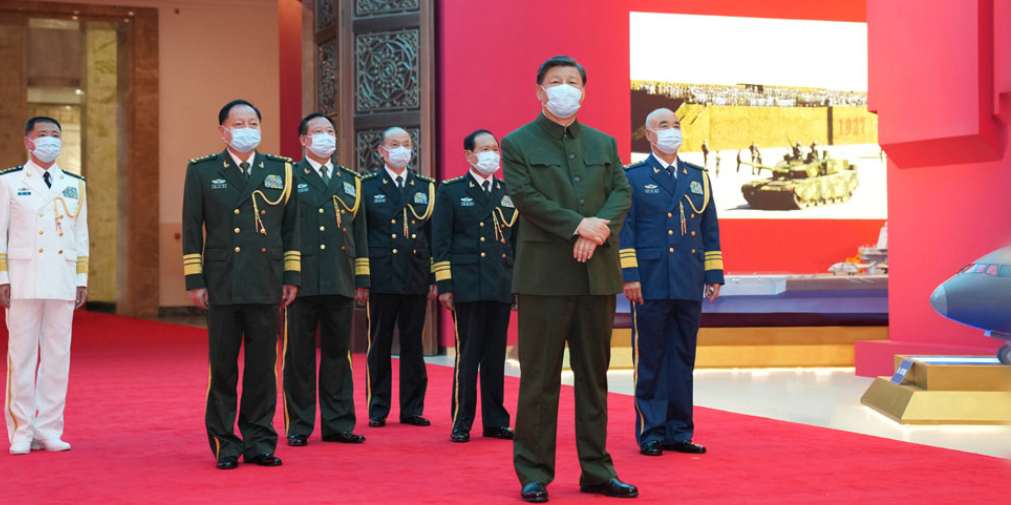 习近平参观“领航强军向复兴——新时代国防和军队建设成就展”