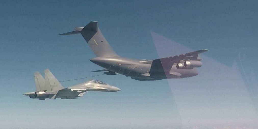 东部战区在台岛周边海空域组织的联合军事行动成功完成各项任务